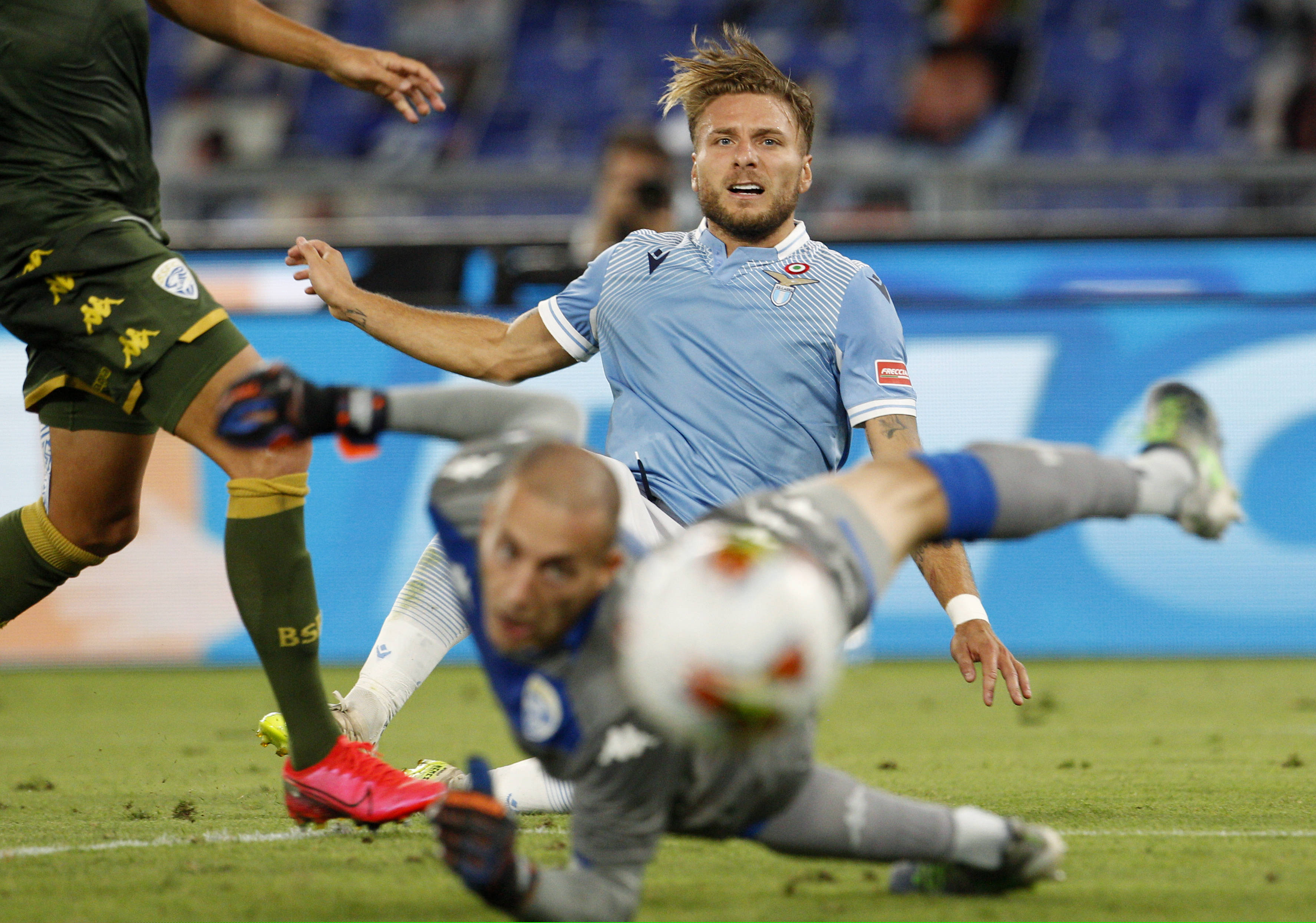 定期秀一秀，本泽马晒金球奖照片：以防万一